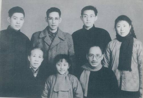 C:\Users\Administrator\Desktop\(2)1962年🧟,朱東潤一家人在上海合影(前排左起♎️:鄒蓮舫,孫女邦薇👯♀️,朱東潤🤷🏽♀️;後排左起:幼子君邁,次子君遂,三子君道👰🏿,三媳黃沄).jpg